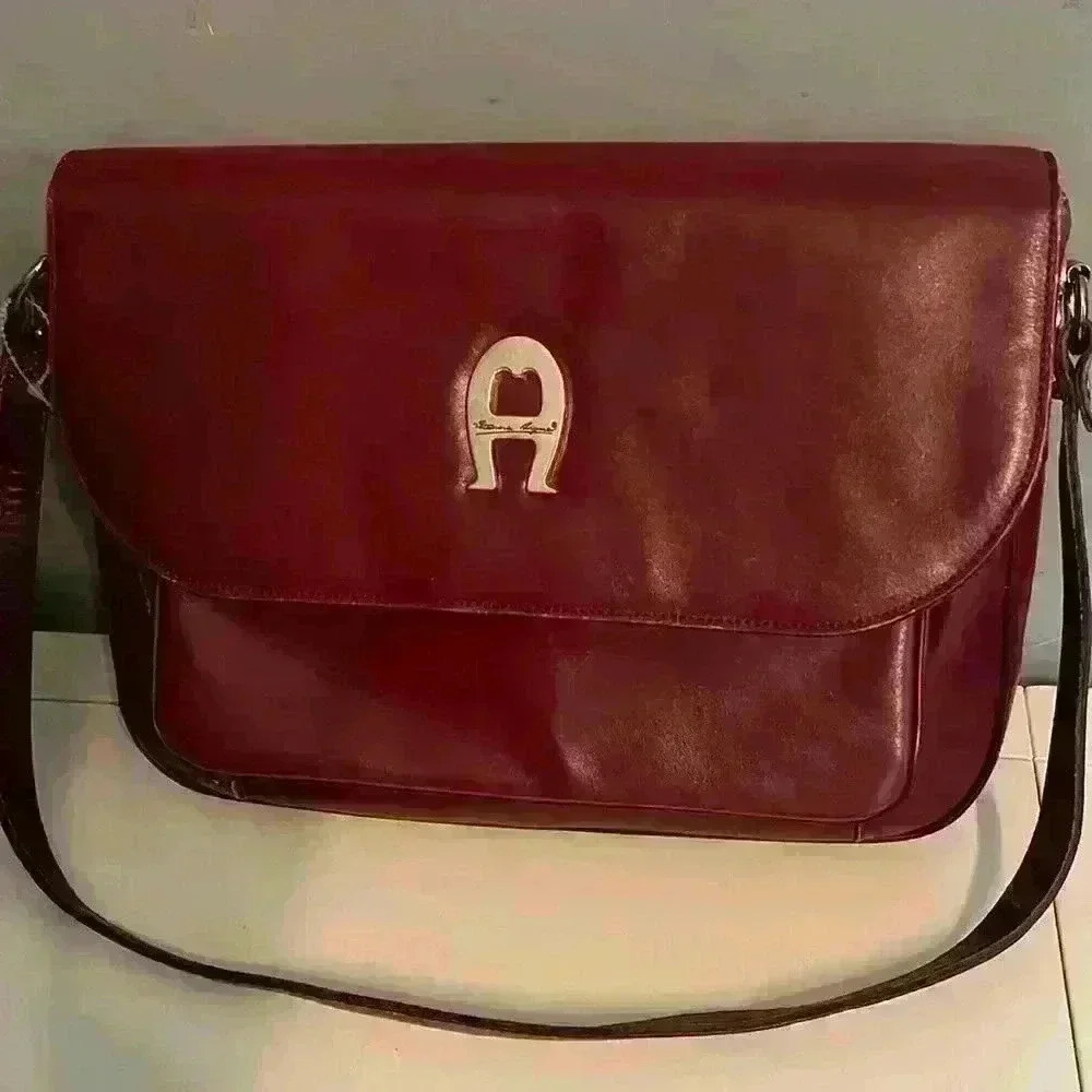 Gorgeous vintage  Etienne Aigner bag in Cognac in color large logo